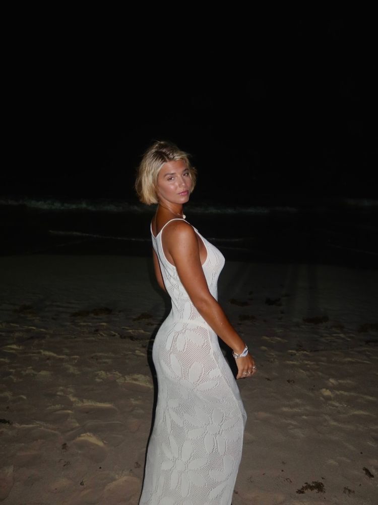 Transparencias y encaje: Sara Sklate, la periodista de River, arrasó en Instagram con un vestido total white en tendencia
