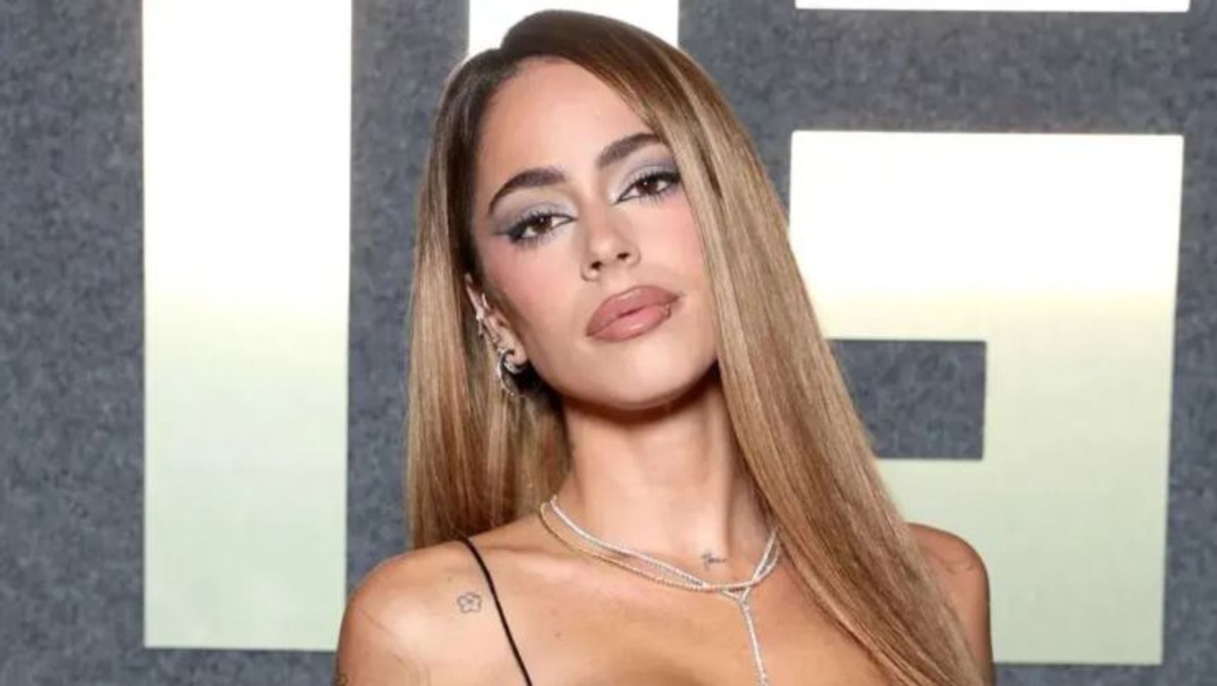 Encaje y transparencia: Tini Stoessel se sumó a la tendencia de la pollera larga y marcó tendencia