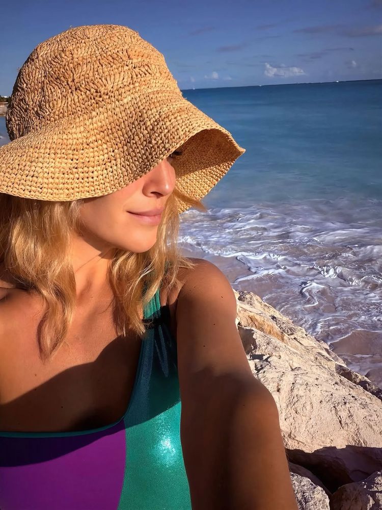 Hombro al descubierto y mucho color: Luisana Lopilato apostó por el traje de baño tendencia de la temporada y arrasó con los likes
