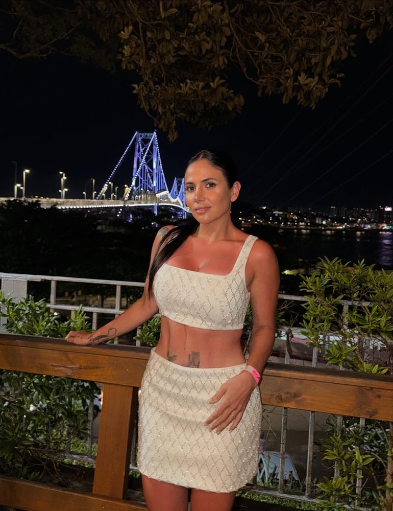 Romina Uhrig de Gran Hermano apostó por un look total white con brillos y se sumó a la tendencia del verano