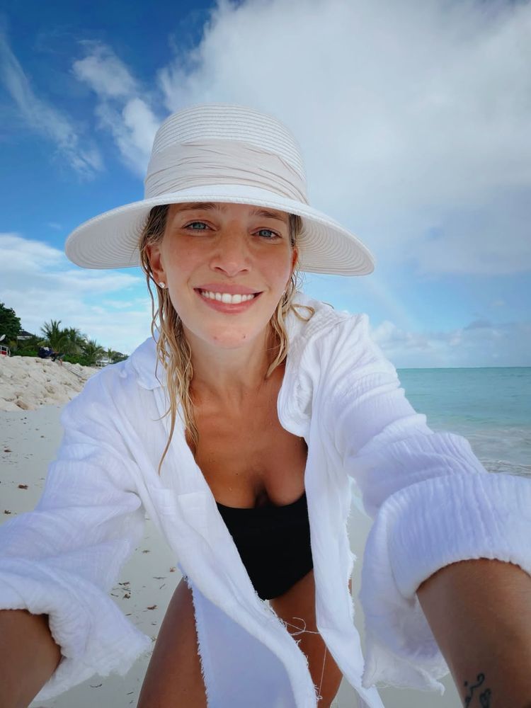 Luisana Lopilato desbloqueó la tendencia de la camisa oversize para la playa y dio cátedra de estilo