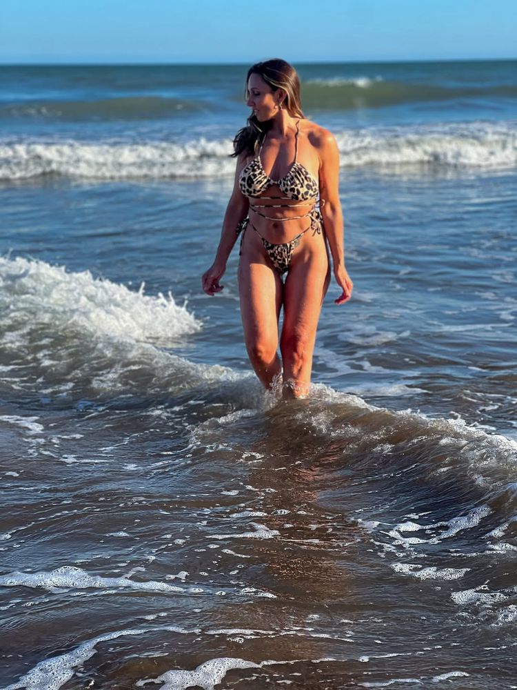 El destape de Verónica Brunati: la periodista arrasó con una bikini animal print tendencia y jugó al límite de la censura