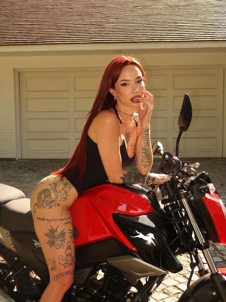 El estilo motoquero de la Joaqui: body total black y escote al límite de la censura