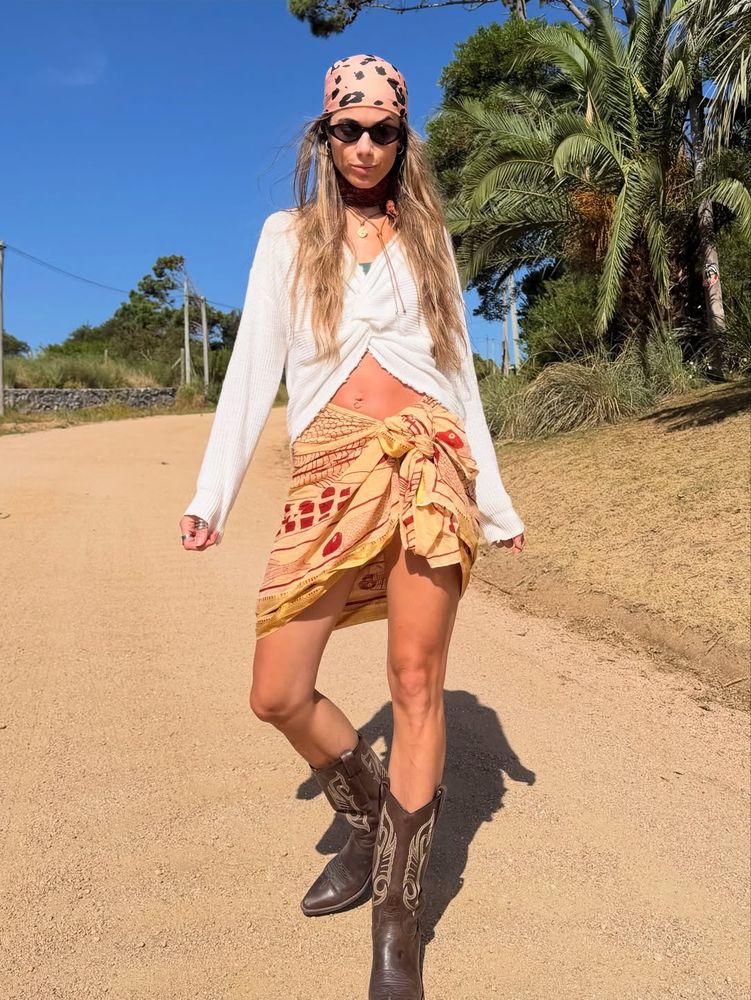Chechu Bonelli impuso la moda del pañuelo y marcó tendencia con el accesorio del momento en la playa