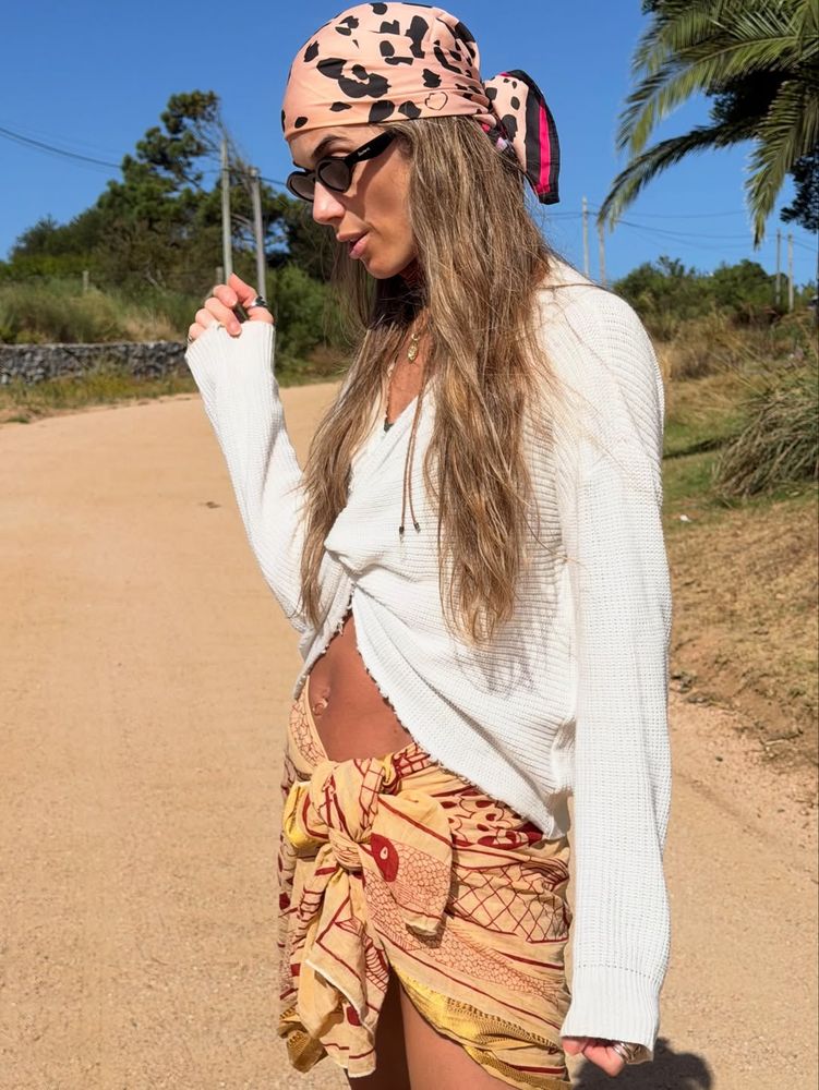 Chechu Bonelli impuso la moda del pañuelo y marcó tendencia con el accesorio del momento en la playa