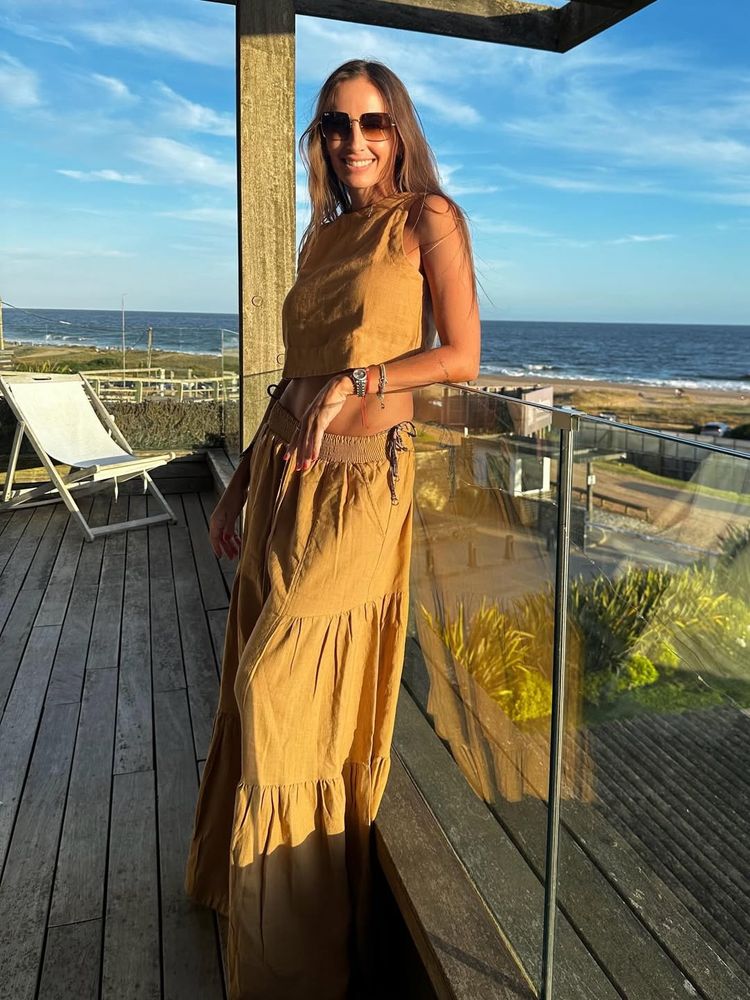 Top y pollera con volados: Gisela Dulko se sumó al look bohemio y marcó tendencia
