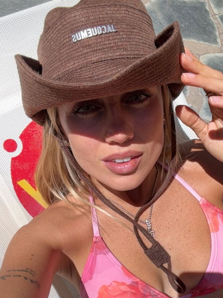 El destape de Morena Beltrán: la periodista disfrutó de la playa y lució una bikini con escote al límite