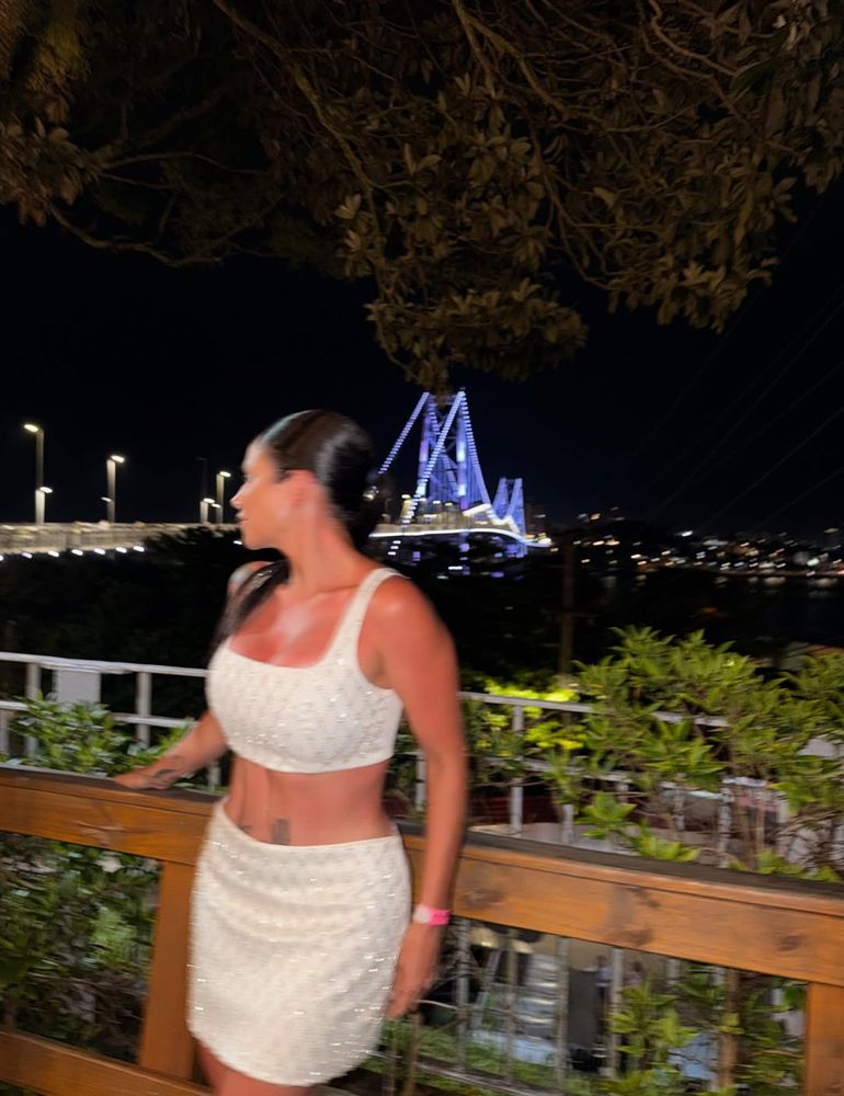 Romina Uhrig de Gran Hermano apostó por un look total white con brillos y se sumó a la tendencia del verano