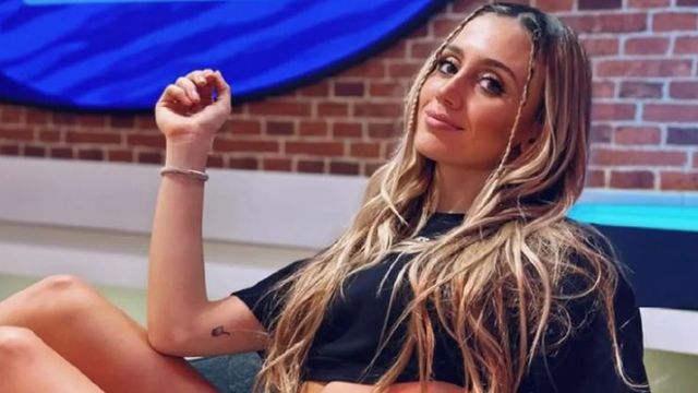 El destape de Morena Beltrán: la periodista disfrutó de la playa y lució una bikini con escote al límite 