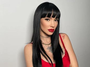 La Joaqui hizo la sesión de fotos más jugada con un body total black y escote al límite de la censura
