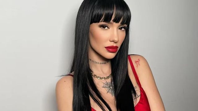 La Joaqui hizo la sesión de fotos más jugada con un body total black y escote al límite de la censura