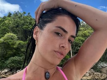 Desde la playa, Lali Espósito eligió una bikini color fucsia y dio cátedra de estilo con el accesorio tendencia del verano