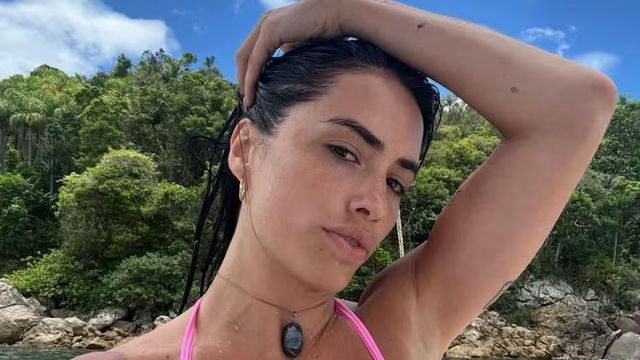 Lali Espósito eligió una bikini en tendencia y dio cátedra de estilo en las playas de Brasil
