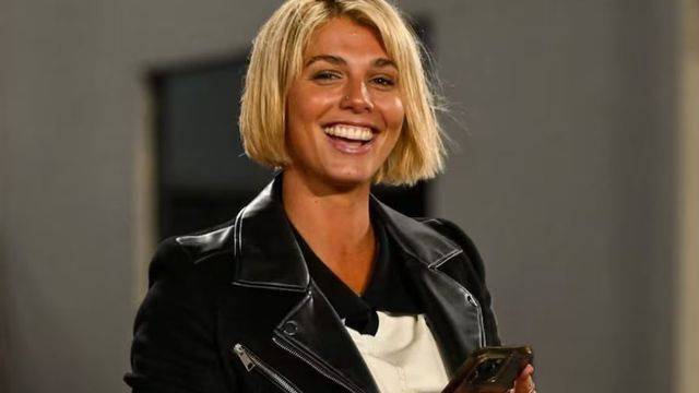Sara Sklate, la periodista de River, dio cátedra de estilo con un vestido de encaje color blanco y marcó tendencia