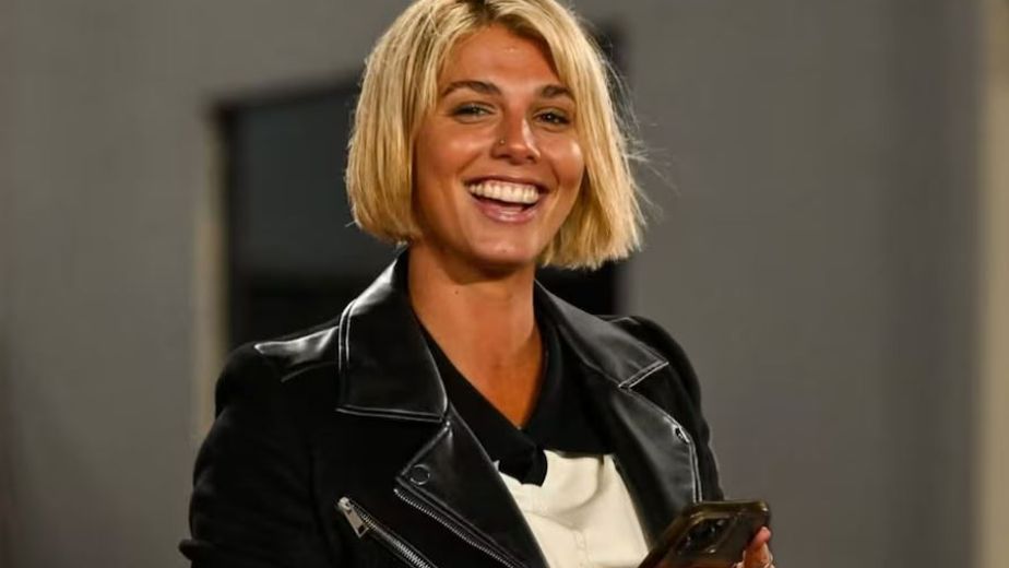 Sara Sklate, la periodista de River, dio cátedra de estilo con un vestido de encaje color blanco y marcó tendencia