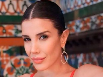 Andrea Rincón dio cátedra de estilo con un vestido color blanco y lo combinó con las botas en tendencia