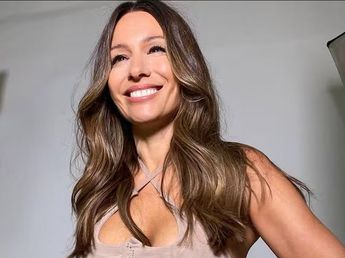 Pampita recibió el otoño con un look de lana total white y el accesorio de la temporada