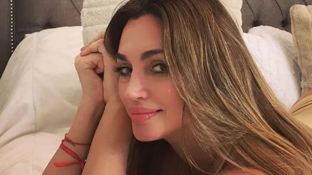 Desde la piscina, Belén Francese posó con un traje de baño al límite y se robó todas las miradas