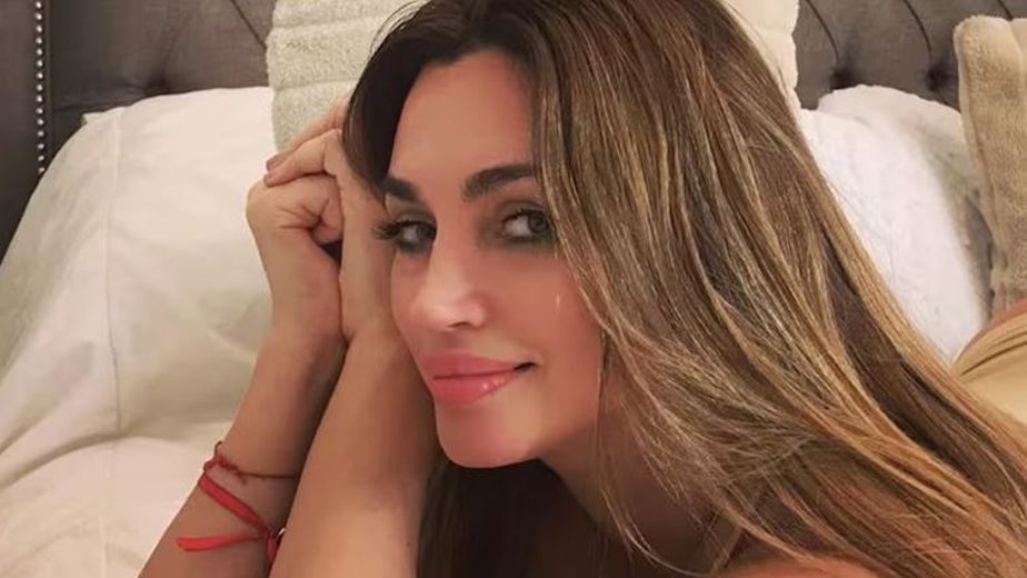 Desde la piscina, Belén Francese posó con un traje de baño al límite y se robó todas las miradas