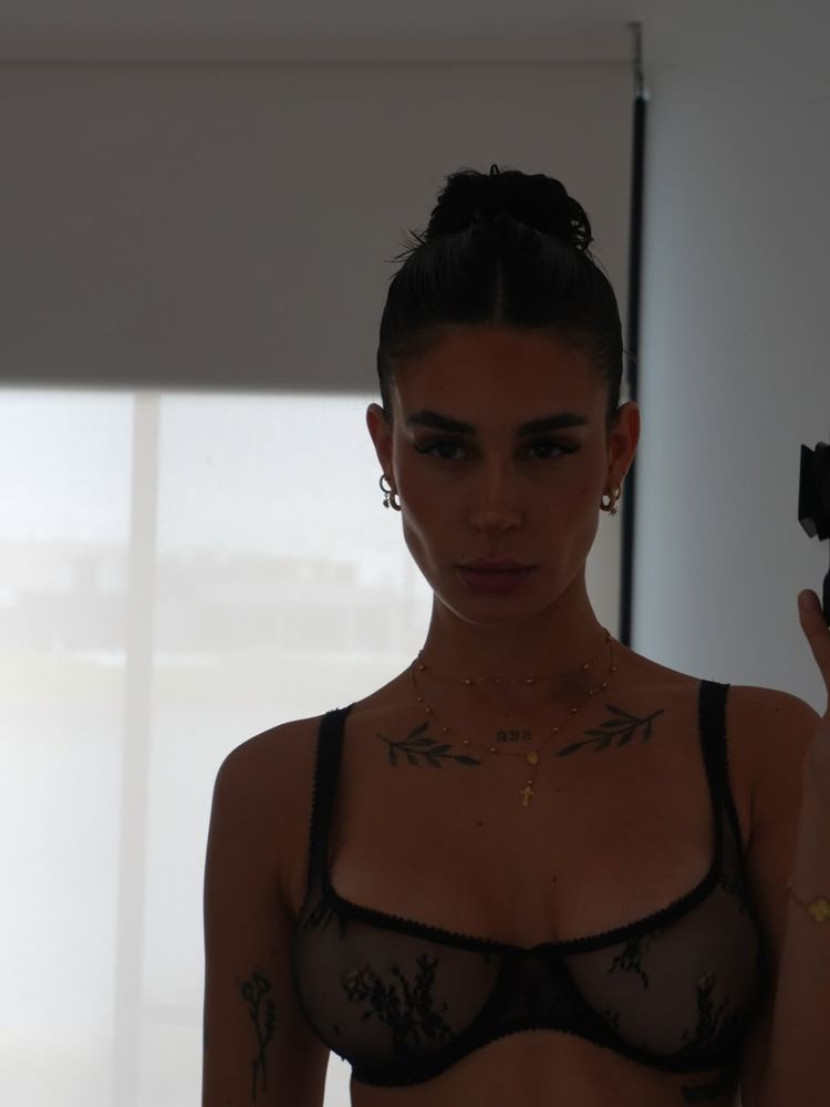 Cam Nair posó con un conjunto de ropa interior total black y desafió los límites de la censura