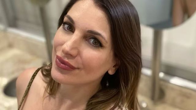 Valeria Degenaro causó furor con un vestido corto total black y arrasó con las botas del momento
