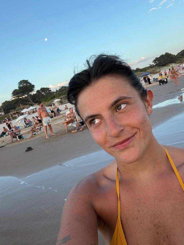 El destape de Lola del Carril: la periodista lució el traje de baño más diminuto y dejó sin palabras al público