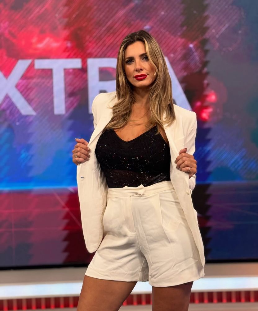 Tamara Bella jugó al límite de la censura con un look blanco y negro de estilo sastrero