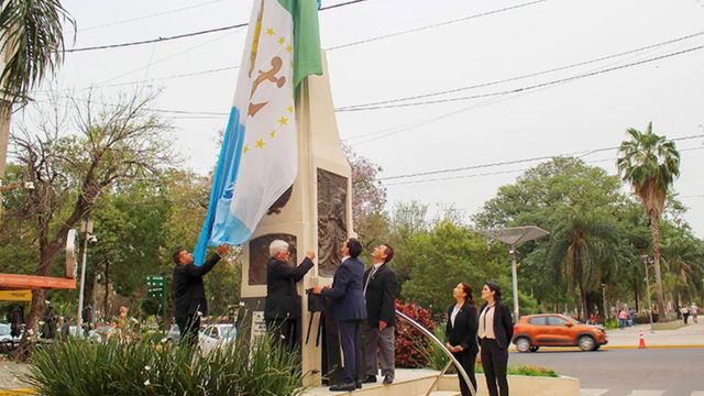 La bandera de Chaco es uno de los emblemas provinciales más recientes y destaca por su diseño cargado de simbolismo.
