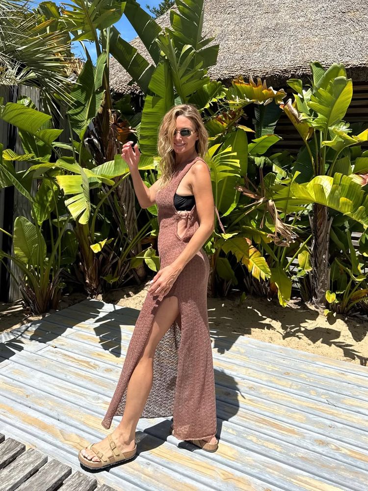 Desde la playa, Sofía Zámolo eligió el color de la temporada y marcó tendencia con un vestido semitransparente
