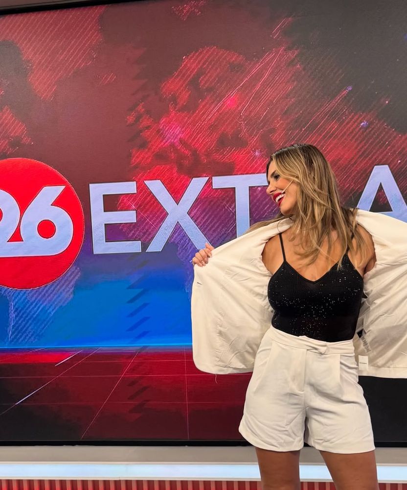 Tamara Bella jugó al límite de la censura con un look blanco y negro de estilo sastrero