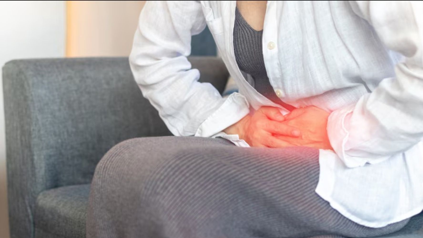 La distensión abdominal y el dolor pélvico son síntomas que requieren atención médica urgente.