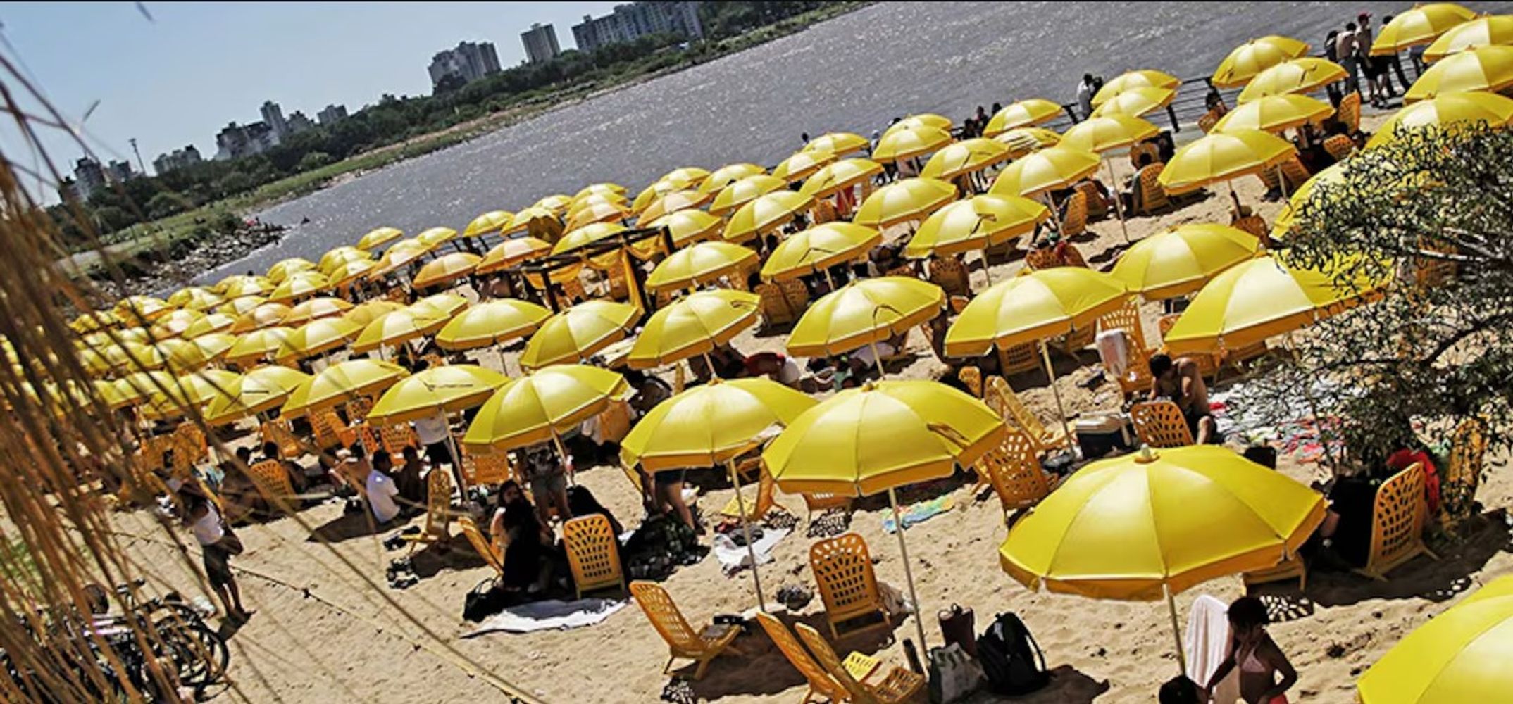 El Parque de los Niños ofrece playa urbana y juegos de agua en Núñez.