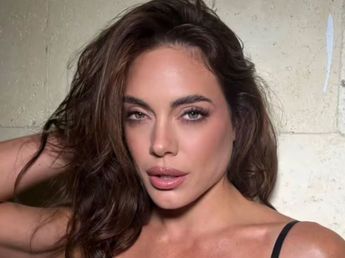 Mucho látex, minifalda y bucaneras: Emilia Attias levantó la temperatura con una jugada producción de fotos