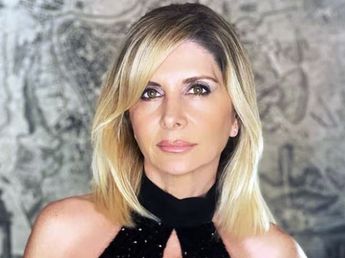Débora Plager dio cátedra de estilo con un vestido estampado y las botas de caña alta de la temporada