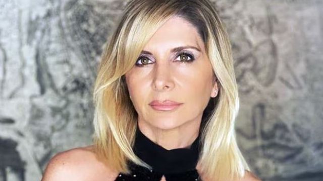 Débora Plager dio cátedra de estilo con un vestido estampado y las botas de caña alta de la temporada