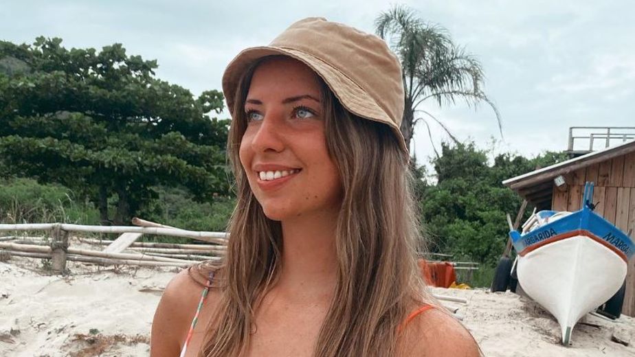 El destape de Lara López Calvo: La influencer y experta en finanzas vacacionó en Tailandia y arrasó con una bikini roja