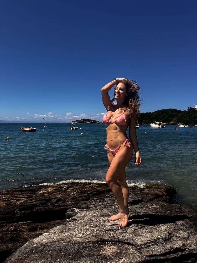 Desde la playa, Adabel Guerrero desató pasiones con el traje de baño más mínimo de la temporada