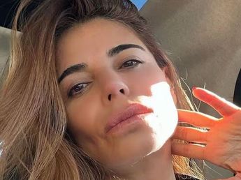 Zulemita Menem jugó fuerte con un look de colores neutros y el accesorio tendencia del otoño