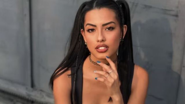 Luz Tito, la ex Gran Hermano, arrasó con un vestido ultra escotado y casi muestra de más