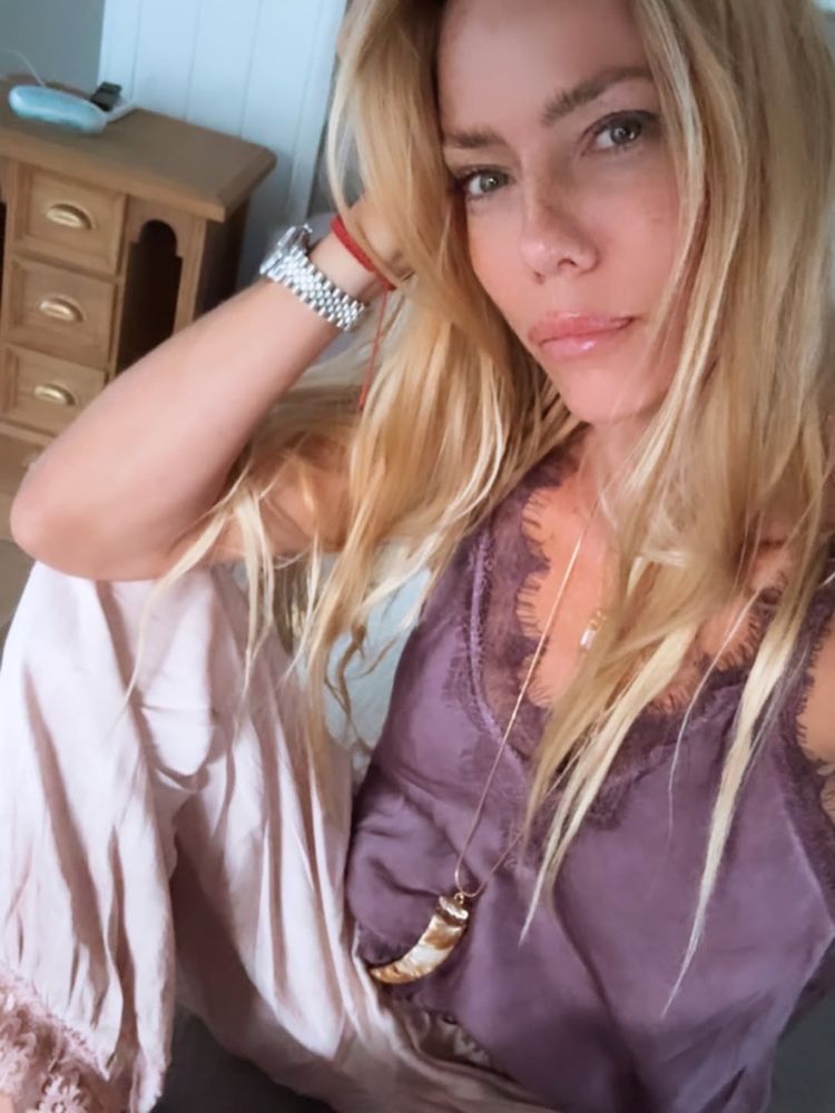 Bandana tejida y estilo bohemio: Nicole Neumann marcó tendencia con el look del verano y dio cátedra de estilo