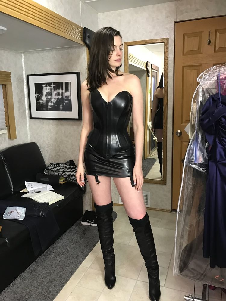 Anne Hathaway protagonizó el destape del momento y causó furor con un look de cuero al límite de la censura

