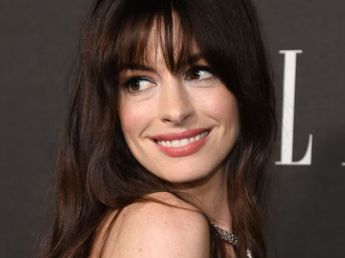 Anne Hathaway dio cátedra de estilo en los Premios Oscar 2026 y marcó tendencia con un vestido estampado
