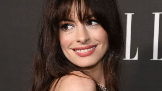 Anne Hathaway dio cátedra de estilo con el look más sofisticado de la noche de los Premios Oscar y marcó tendencia

