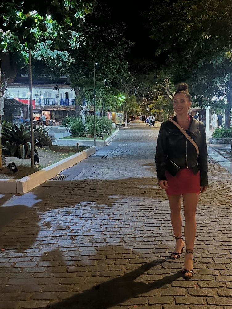 Desde Buzios, Adabel Guerrero marcó tendencia con un top semitransparente y un minishort al límite de la censura

