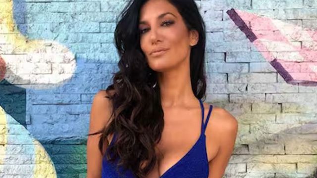 Silvina Escudero dio cátedra de estilo con el traje de baño en tendencia y el accesorio infaltable del verano