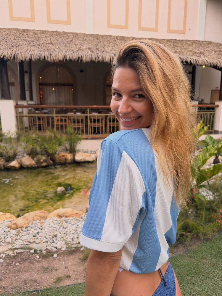 Ni top ni remera: Marcela Kloosterboer arrasó con una camiseta de la selección argentina y bombacha colaless