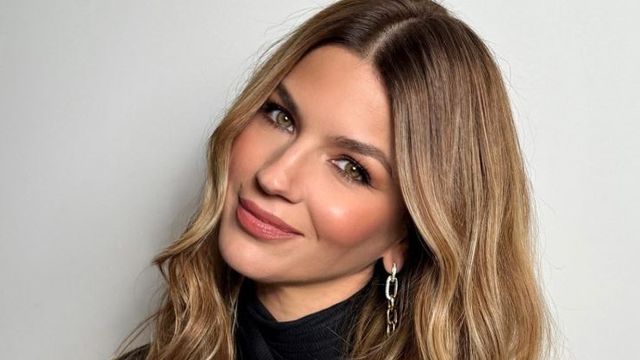 Marcela Kloosterboer marcó tendencia con un look total black y dio cátedra de estilo con la falda de la temporada