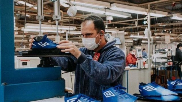 Según la empresa, uno de los motivos centrales que motivó los despidos fue la baja de pedidos.