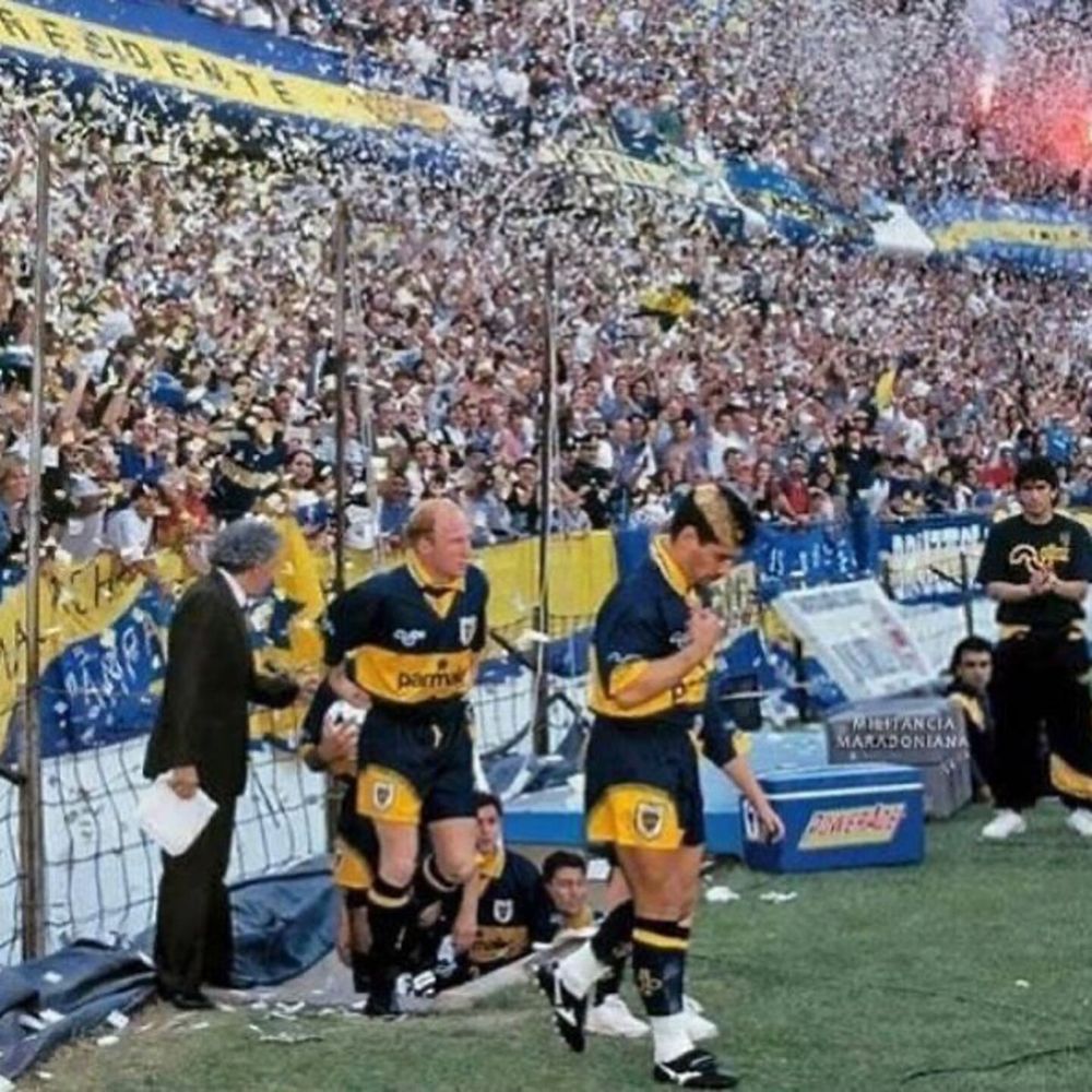 Javier Mac Allister, detrás de Diego Maradona