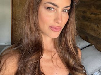 El destape de Agustina Casanova: la periodista posó con la bikini más diminuta desde la playa y cosechó suspiros